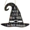 Hexenhut Schild A Witch Lives Here 35cm -Halloween Dekorations Geschäft a witch lives here hexenhut schild a witch lives here witch hat sign halloween deko walpurgisnacht deko 50881 01