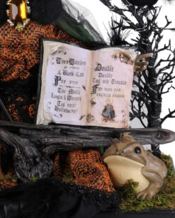 Beleuchtete Geisterhexe Mit Kröte & Zauberbuch 50cm -Halloween Dekorations Geschäft beleuchtete maerchenhexe mit zauberbuch und rabe lighted storybook witch with magic book and raven 54768 04