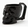 Schwarze Totenschädel Tasse Mit Knochenhenkel -Halloween Dekorations Geschäft schwarze totenkopf tasse mit knochenhenkel black skull mug with bone handle gothic geschirrr halloween homeware 54670 01