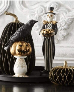 Mr Skelett Mit Goldenem Kürbis Teelichthalter -Halloween Dekorations Geschäft skeleton gentleman mit jack o lantern teelichthalter halloween und gothic homeware und wohnungsdeko skeleton with jackolantern tealightholder 54374 3